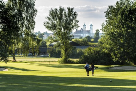 Blick vom Golfplatz auf die Ottobeurer Basilika