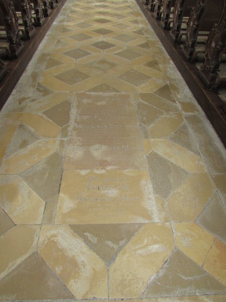Grabplatte in der Basilika