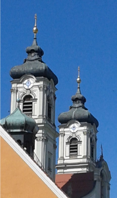 Blick am Rathaus vorbei zu den Türmen der Basilika