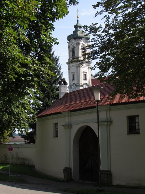 Klostemauer und Kirchturm