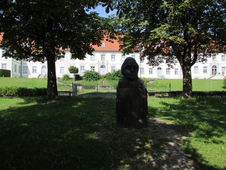 Kneippdenkmal vor dem Ämtergebäude