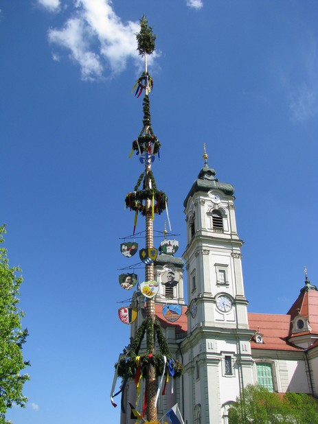 Maibaum und Basilika in Ottobeuren