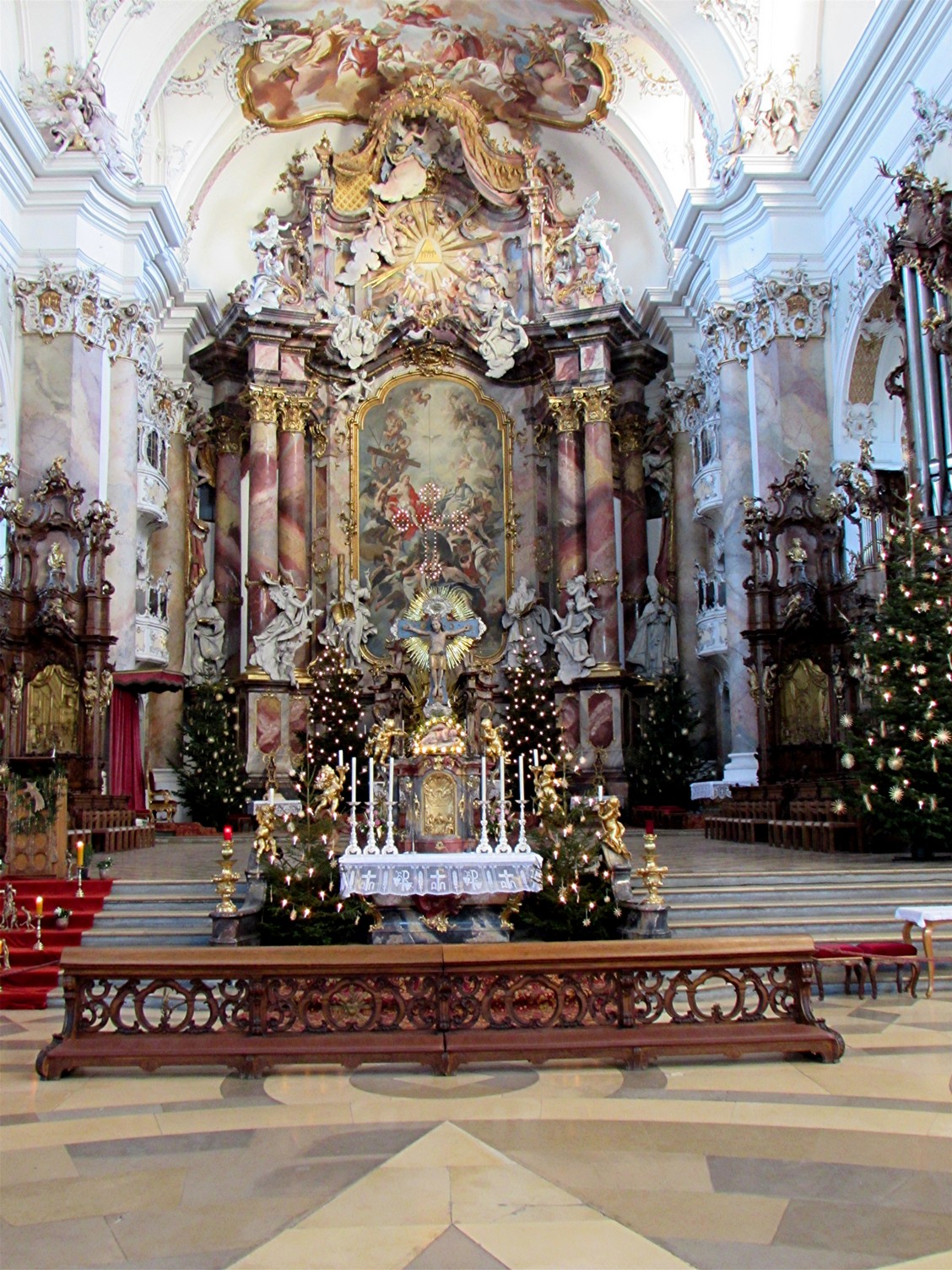 Weihnachtlich geschmückte Basilika