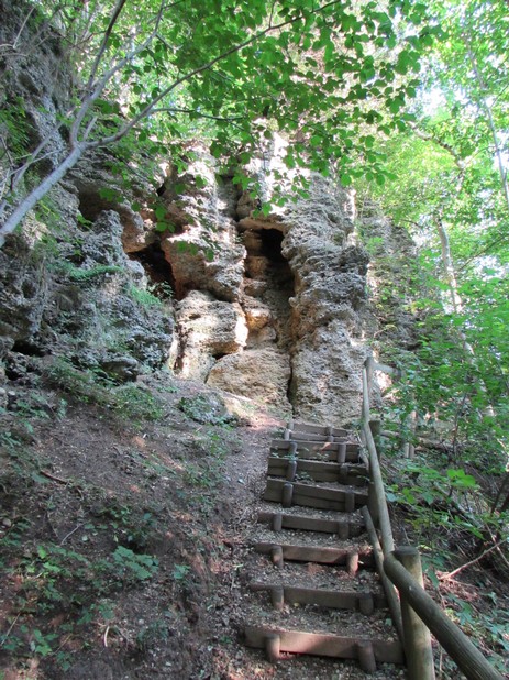 Stufen führen hinauf zu den Geologischen Orgeln