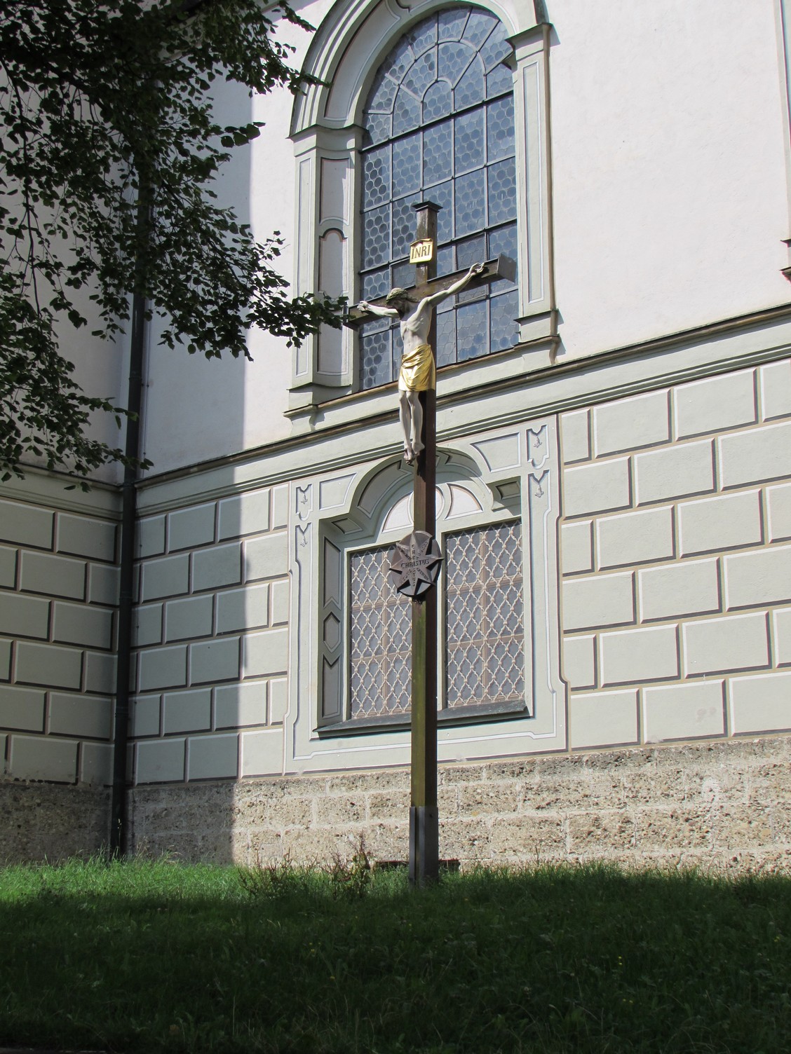 Kreuz vor der Basilika