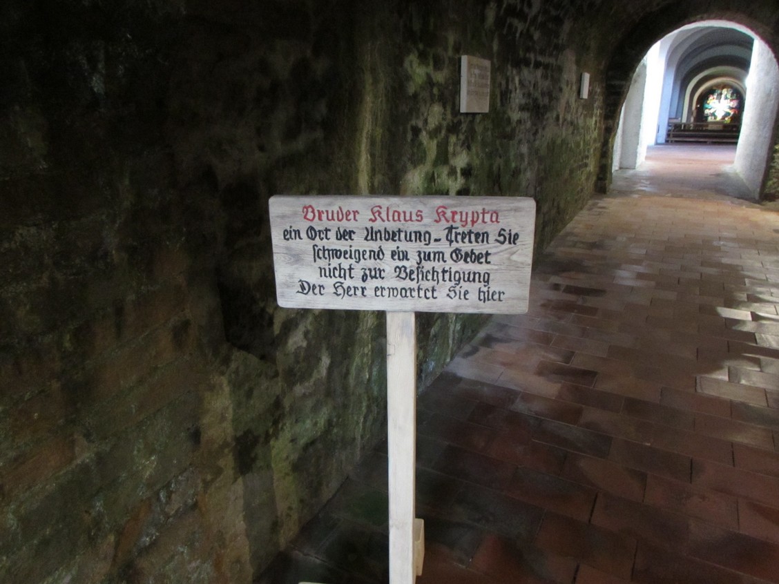 Hinweisschild am Eingang zur Krypta in Ottobeuren